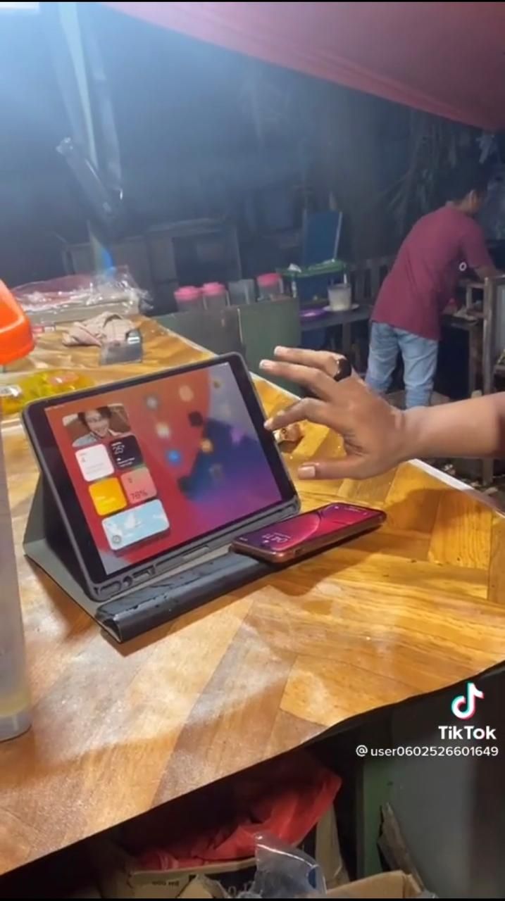 Sultan! Penjual Pecel Lele Ini Pamer Gadget Mewah Puluhan Juta
