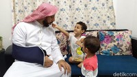Keduanya terlihat menyuapi Syekh Ali Jaber makanan. Tak cuma itu, Fahad Jaber dan Ghaits Jaber juga berebut minta dipangku. Foto: Sudrajat/detikhot
