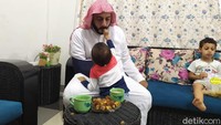 Anak-anak Syekh Ali Jaber terlihat menemani saat proses wawancara. Terkadang, salah satunya menghampiri untuk menyuapi makanan. Foto: Sudrajat/detikhot