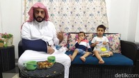 Potret Syekh Ali Jaber bersama putranya, Fahad Jaber dan Ghaits Jaber. Foto: Sudrajat/detikhot