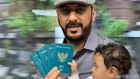 Syekh Ali Jaber saat memperlihatkan paspor saat mendapatkan kewarganegaraan (WNI) penuh dari pemerintah. dok.pribadi