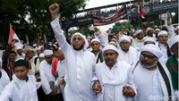 Syekh Ali Jaber bersama massa umat muslim juga sempat melakukan aksi simpatik 212 di Istana Merdeka, Jakarta.  Agung Pambudhy/detikcom
