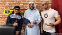 Kabar duka datang dari Syekh Ali Jaber ulama karismatik ini dikabarkan meninggal dunia,  hal itu pun dibenarkan oleh Ustaz Yusuf Mansur. Gus Miftah bersama Syekh Ali Jaber dan Deddy Corbuzier. Syekh Ali Jaber meninggal setelah sempat dirawat di rumah sakit belakangan kondisinya sempat memburuk dan dilarikan ke ICU. Dok. Pribadi