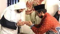 Menko Polhukam Mahfud Md menjenguk Syekh Ali Jaber yang jadi korban penusukan. Tersangka Alpin Adrian saat ini dalam proses sidang. Twitter Mahfud Md