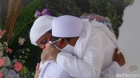Seorang pemulung asal Bandung yang mampu mengahapal Al-Quran dipeluk oleh Syekh Ali Jaber. Whisnu Pradana/detikcom