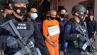 Tersangka Alpin Adrian dikawal petugas saat akan menuju lokasi reka ulang kasus penikaman terhadap Syekh Ali Jaber di Masjid Falahudin Bandar Lampung, Lampung , Kamis (17/9/2020). Rekonstruksi penikaman terhadap Syekh Ali Jaber pada Minggu (13/9/2020) lalu memperagakan 17 adegan di dua lokasi berbeda. ANTARA FOTO/Ardiansyah/nz.