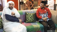 Menko Polhukam Mahfud Md menjenguk Syekh Ali Jaber yang jadi korban penusukan. Twitter Mahfud Md