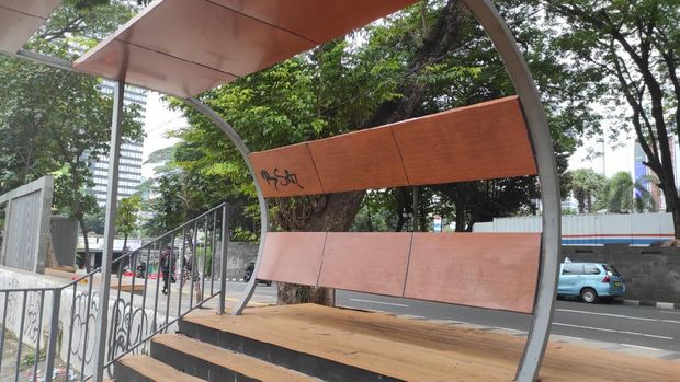 Taman-Trotoar di seberang Stasiun BNI City yang rusak, berlahan mulai diperbaiki.