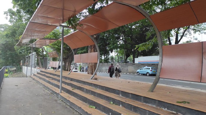 Taman-Trotoar di seberang Stasiun BNI City yang rusak, berlahan mulai diperbaiki.