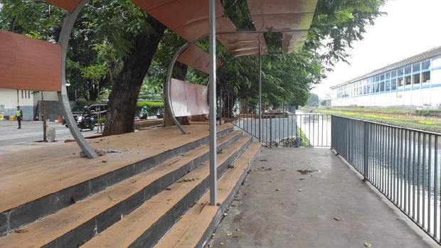 Taman-Trotoar di seberang Stasiun BNI City yang rusak, berlahan mulai diperbaiki.