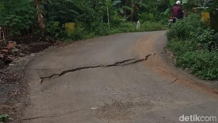Tanah bergerak di Purbalingga, puluhan rumah dan jalan terdampak.