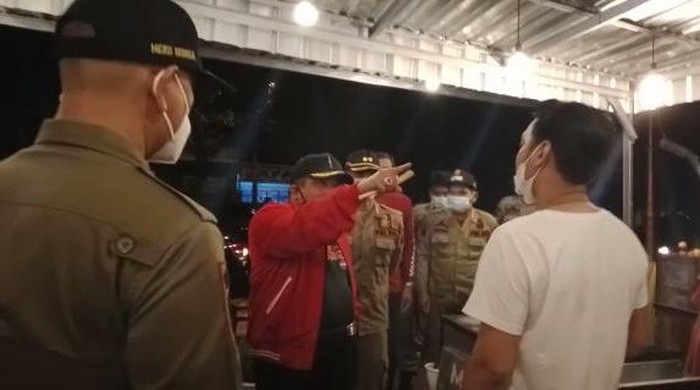 tangkapan layar video viral Bupati Sukoharjo ribut dengan pedagang