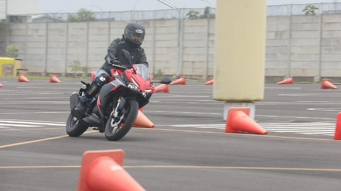 Test ride All New CBR150R di  di sirkuit AHM Safety Riding & Training Center (AHSRTC), Cikarang, Jawa Barat, Kamis, (14/1/21).