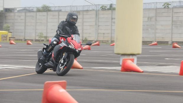 Test ride All New CBR150R di  di sirkuit AHM Safety Riding & Training Center (AHSRTC), Cikarang, Jawa Barat, Kamis, (14/1/21).