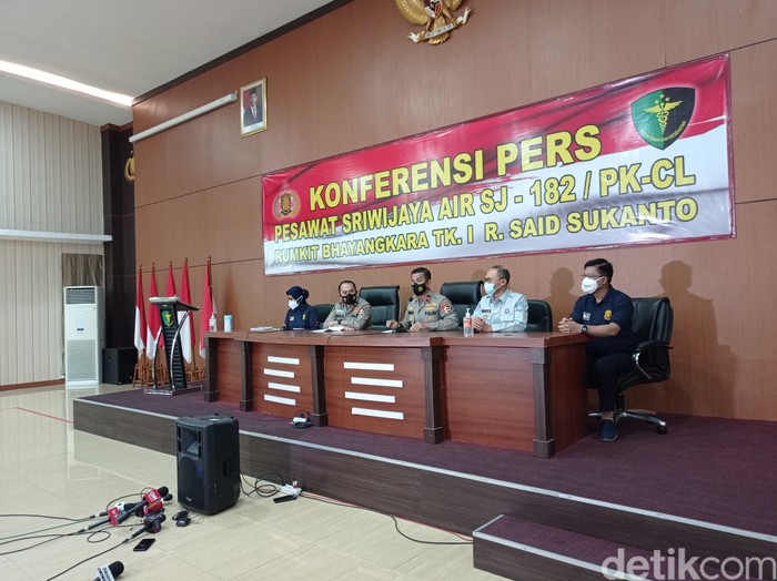Tim DVI RS Polri kembali mengidentifikasi enam orang korban pesawat Sriwijaya Air SJ182. Total sudah 12 korban teridentifikasi.(Sachril Agustin/detikcom)