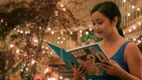 Bukan hanya galau soal cinta, Lara Jean dan Peter Kavinsky juga galau soal universitas. Foto: JUHAN NOH/NETFLIX © 2021 /JUHAN NOH/NETFLIX © 2021