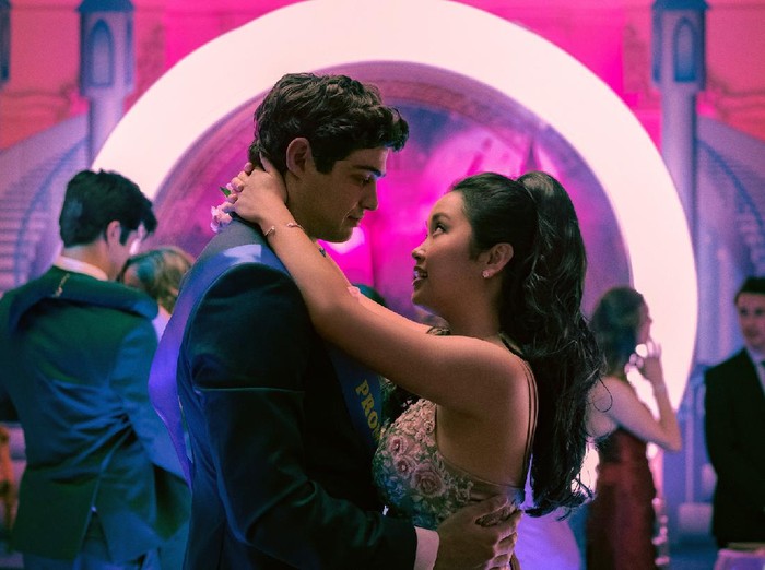 TO ALL THE BOYS: ALWAYS AND FOREVER (L-R): JANEL PARRISH as MARGOT, ANNA CATHCART as KITTY, LANA CONDOR as LARA JEAN. Cr: JUHAN NOH/NETFLIX © 2021