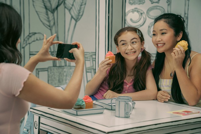 TO ALL THE BOYS: ALWAYS AND FOREVER (L-R): JANEL PARRISH as MARGOT, ANNA CATHCART as KITTY, LANA CONDOR as LARA JEAN. Cr: JUHAN NOH/NETFLIX © 2021