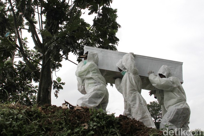 TPU Srengseng Sawah di Jagakarsa, Jakarta Selatan, kini dipakai untuk pemakaman jenazah pasien COVID-19. Hal ini menyusul makam di dua TPU Pondok Ranggon dan TPU Tegal Alur untuk COVID-19 di blok muslim dinyatakan penuh.