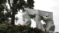 Pembukaan lahan pemakaman jenazah COVID-19 di TPU Srengseng Sawah Jakarta Selatan dipilih oleh Pemerintah Provinsi DKI Jakarta karena lahan pemakaman kian menipis.  