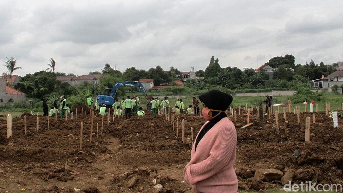 TPU Srengseng Sawah di Jagakarsa, Jakarta Selatan, kini dipakai untuk pemakaman jenazah pasien COVID-19. Hal ini menyusul makam di dua TPU Pondok Ranggon dan TPU Tegal Alur untuk COVID-19 di blok muslim dinyatakan penuh.