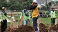 Sampai sore ini sudah ada sekitar 20 jenazah yang dimakamkan di TPU Srengseng Sawah dan akan terus bertambah.  