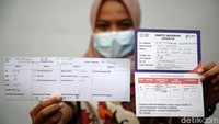 Kartu itu berisi identitas dan data pemberian vaksin.