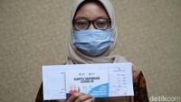Kartu vaksinasi COVID-19 diberikan kepada petugas kesehatan yang telah disuntik vaksin.
