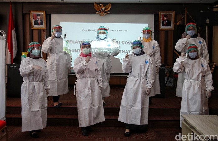 Petugas medis memberikan vaksin Sinovac kepada Tenaga Kesehatan Puskesamas Kecamatan Cilincing, Jakarta Utara, Kamis (14/1). Pada hari pertama pemberian vaksin Sinovac, terdapat 11 orang tenaga kesehatan yang disuntik vaksin di Puskesma Kecamatan Cilincing.