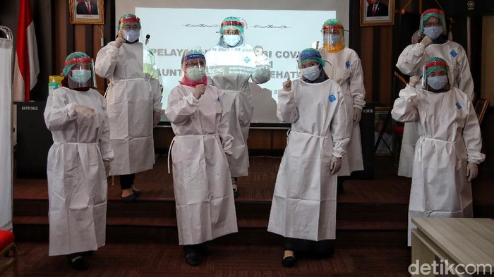 Petugas medis memberikan vaksin Sinovac kepada Tenaga Kesehatan Puskesamas Kecamatan Cilincing, Jakarta Utara, Kamis (14/1). Pada hari pertama pemberian vaksin Sinovac, terdapat 11 orang tenaga kesehatan yang disuntik vaksin di Puskesma Kecamatan Cilincing.