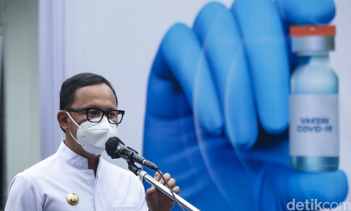 Wali Kota Bogor Bima Arya memberikan sambutan sebelum proses vaksinasi dilakukan di Kota Bogor.