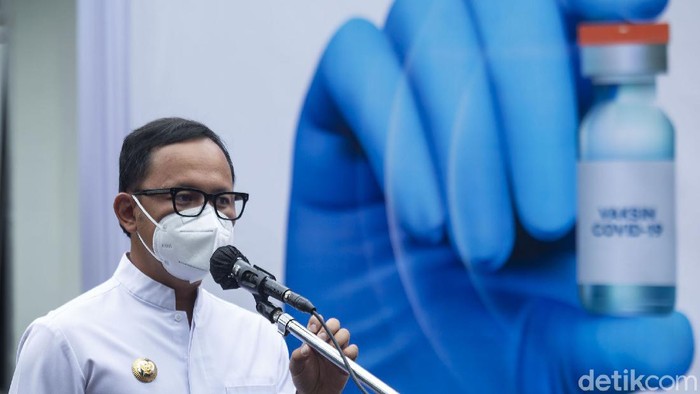 Wali Kota Bogor Bima Arya memberikan sambutan sebelum proses vaksinasi dilakukan di Kota Bogor.