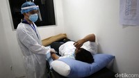 Selain itu petugas kesehatan juga menerima vaksin tersebut.