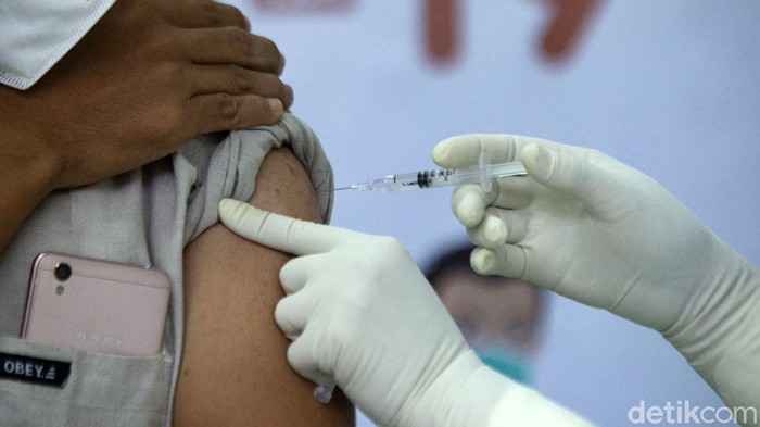 Vaksinasi tahap pertama di Kota Bogor dilakukan hari ini. Wakil Wali Kota Bogor Dedie A Rachim menjadi orang pertama di Kota Bogor yang disuntik vaksin Corona.