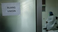Program vaksinasi ini dilakukan di seluruh Indonesia dengan prioritas tenaga kesehatan pada tahap pertama.