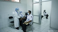 Petugas kesehatan dicek tensi darahnya sebelum disuntik vaksin Corona.