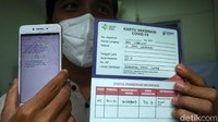 Petugas kesehatan menunjukkan kartu vaksinasi COVID-19. Kartu itu didapat usai melakukan vaksinasi Corona.