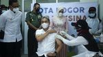 Wawalkot Dedie Terima Suntikan Pertama Vaksin Corona di Bogor