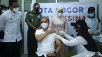 Wakil Wali Kota Bogor Dedie A Rachim disuntik vaksin COVID-19. Ia menggantikan posisi Wali Kota Bogor Bima Arya yang tidak masuk daftar penerima vaksin tahap pertama karena pernah dinyatakan positif COVID-19.