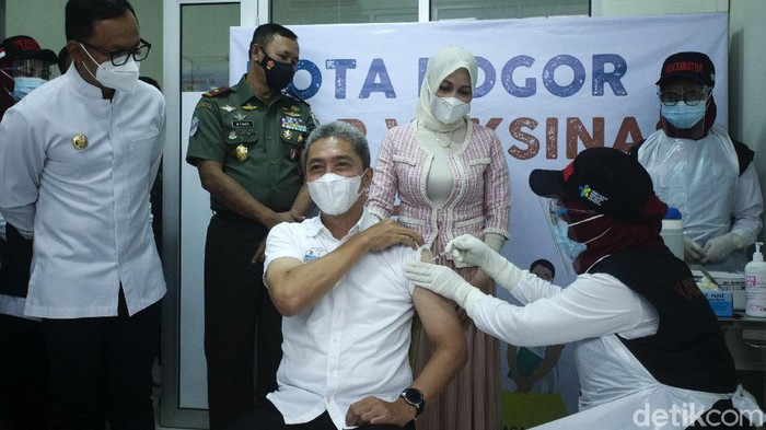 Vaksinasi Corona di Kota Bogor Vaksinasi tahap pertama di Kota Bogor dilakukan hari ini. Wakil Wali Kota Bogor Dedie A Rachim menjadi orang pertama di Kota Bogor yang disuntik vaksin Corona.