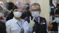 Jabar pun memiliki isyarat tangan baru yang menandakan gerakan sosialisasi bagi vaksinasi. Tanda itu dilakukan dengan cara membentuk huruf V dengan meregangkan jari tengah dan jari telunjuk.