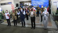 Wakil Gubernur Jabar Uu Ruzhanul Ulum mendapatkan vaksin di Jabar, kemudian diikuti oleh unsur Forkompimda, tokoh agama dan tokoh publik.