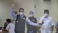 Dari informasi yang dihimpun, selain Wakil Uu Kapolda Jabar Irjen Pol Ahmad Dofiri serta tokoh masyarakat dari PBNU, Muhamaddiyah, Keuskupan, berikut organisasi profesi seperti IDI, IBI, PPNI dan Ketua Umum Viking Heru Djoko pun datang ke lokasi penyuntikan.