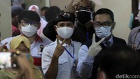 Begini saat para pejabat dan tokoh melakukan gerakan simbol V saat vaksinasi di RSHS Bandung pada Kamis (14/1/2021).