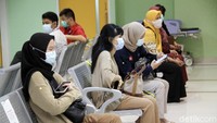 Pelaksanaan vaksinasi dimulai sejak pukul 10.00 WIB yang diikuti dari unsur pemerintah kota Depok, Polri, TNI dan juga tenaga medis.