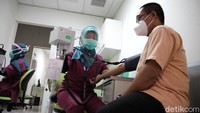 Vaksinasi COVID-19 berjalan lancar tanpa ada kendala dengan tetap mematuhi protokol kesehatan.