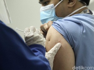 Kemenkes: 132 Ribu Lebih Nakes Sudah Divaksin COVID-19, 20.154 Berhalangan