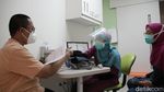 Vaksinasi COVID-19 dari Depok hingga Solo