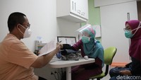 Tahap akhir setelah pasien menjalani vaksinasi selanjutnya menunggu di ruang observasi selama 30 menit untuk menunggu hasilnya.