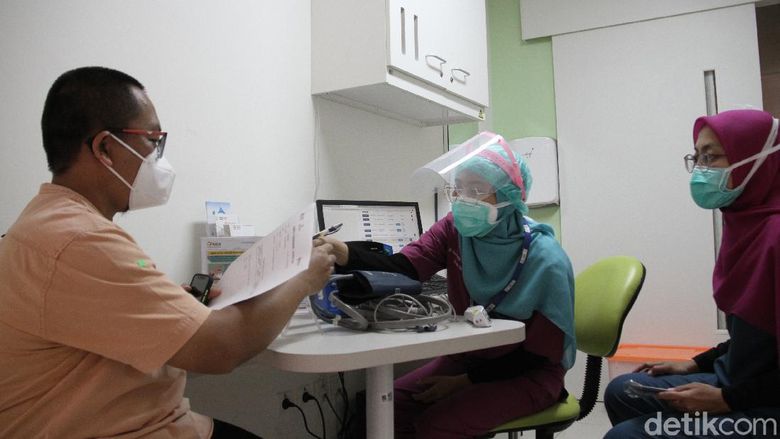 Vaksinasi Nasional dari Depok hingga Solo Vaksinasi Corona secara nasional untuk para nakes dimulai. Berikut foto-foto vaksinasi di kawasan Depok dan Solo.